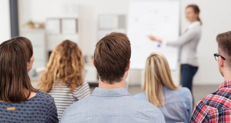 Capacitación en el ambiente laboral para jóvenes
