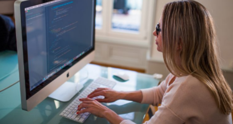 Estrategias para reclutar mujeres en áreas tecnológicas