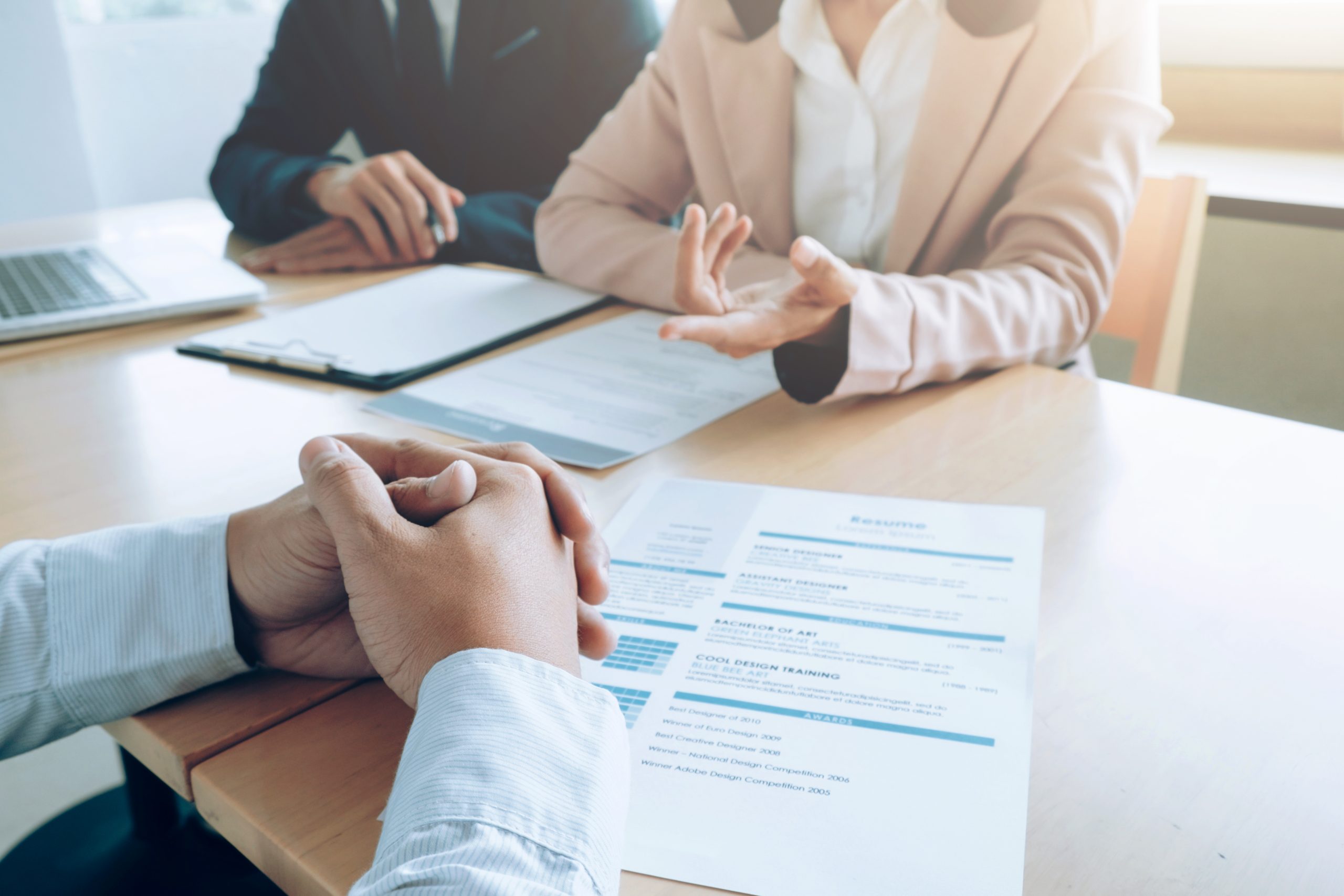¿Cómo destacar tu CV? 10 verbos de acción para lograrlo