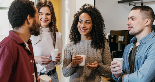 Los beneficios de hacer amistades en el trabajo